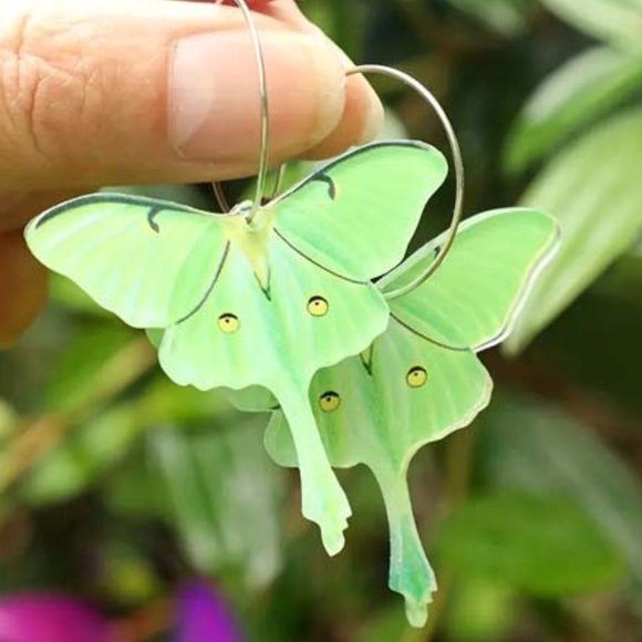 NATURES FRESH GREEN **LUNA MOTH** ACRYLIC LONG DANGLY EARRINGS 54 - Picture 1 of 2